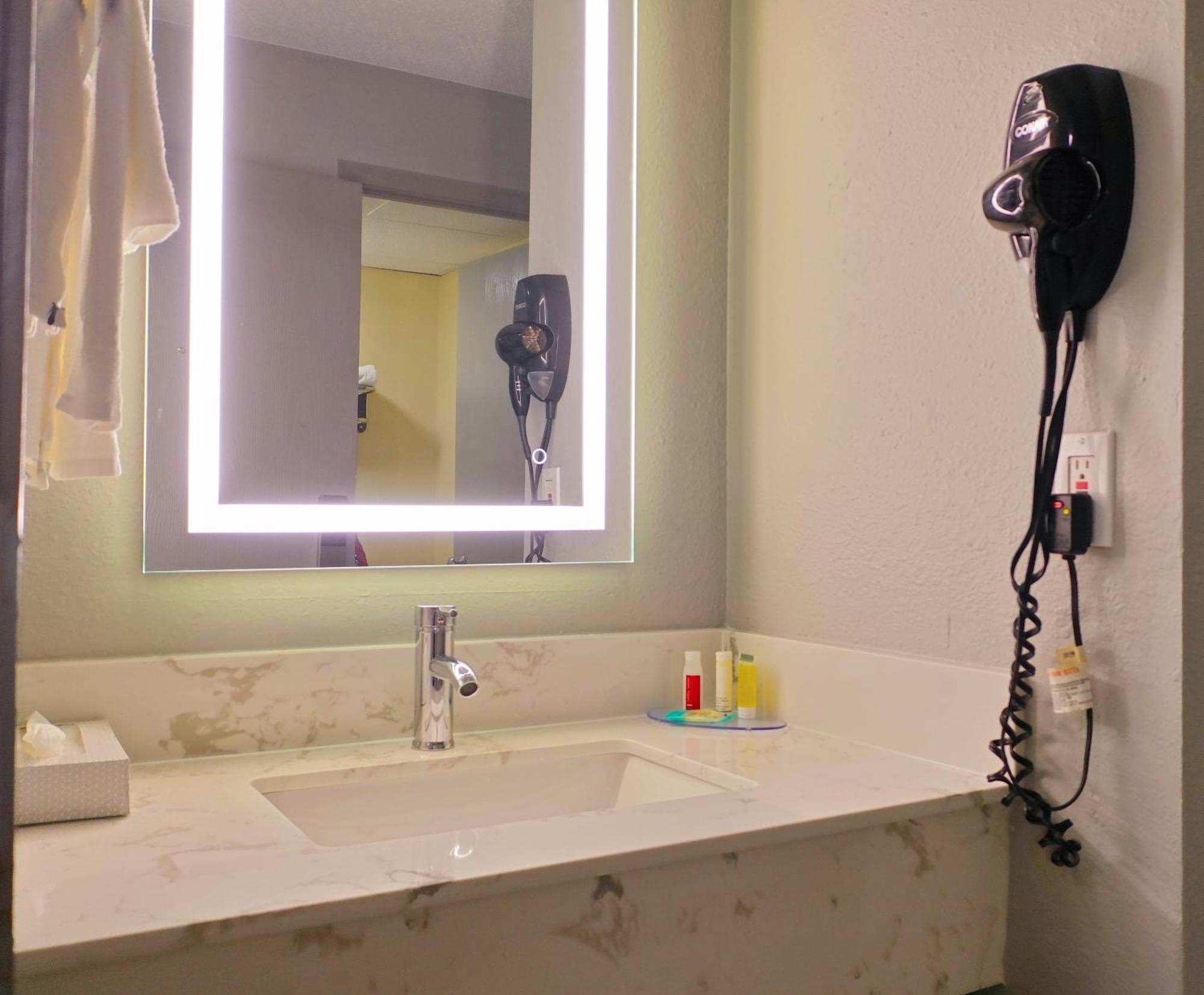Super 8 By Wyndham Rockford I-90 Casino District Ξενοδοχείο Εξωτερικό φωτογραφία