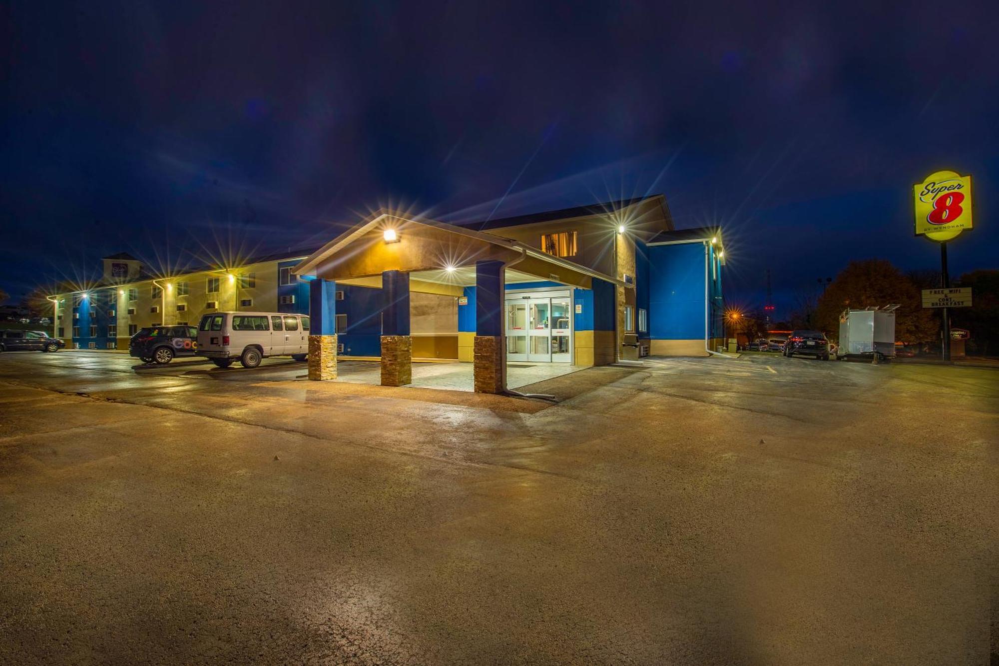 Super 8 By Wyndham Rockford I-90 Casino District Ξενοδοχείο Εξωτερικό φωτογραφία